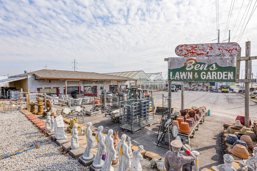 1001-1009 SW US Highway 40 portefeuille de 2 propriétés à vendre sur LoopNet.ca - Photo principale - Image 1 de 78