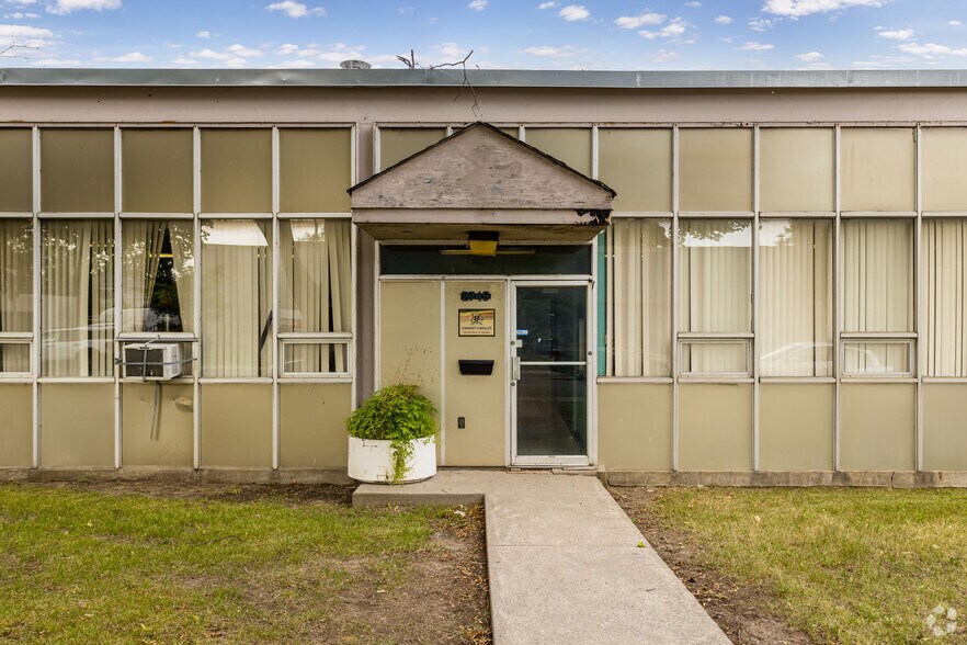 2745 Rue Duchesne, Saint-Laurent, QC à louer - Photo du bâtiment - Image 3 de 5