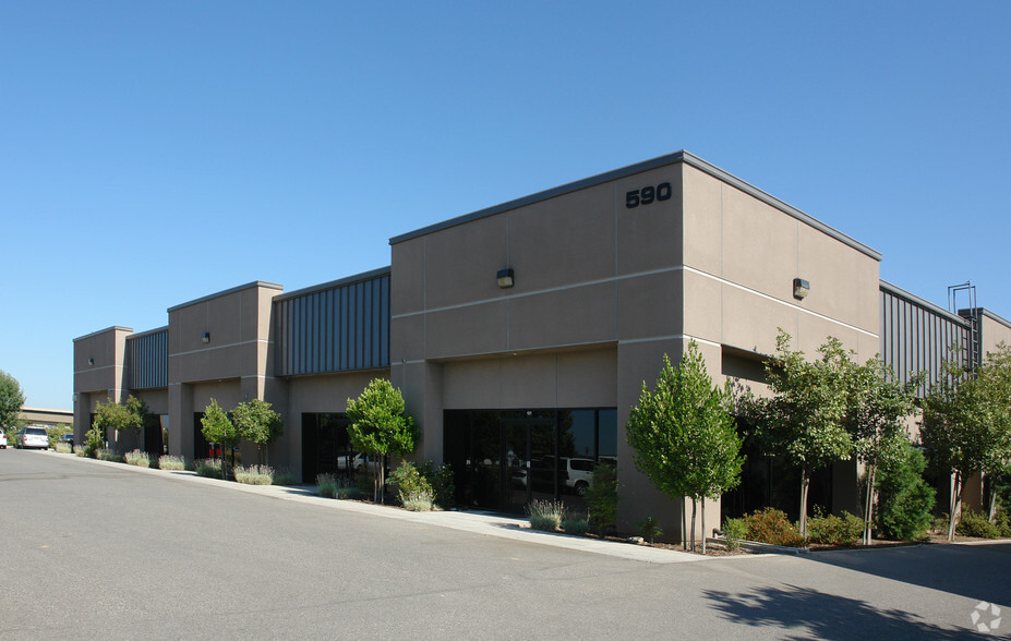 590 W Locust Ave, Fresno, CA for lease - Primary Photo - Image 1 of 2