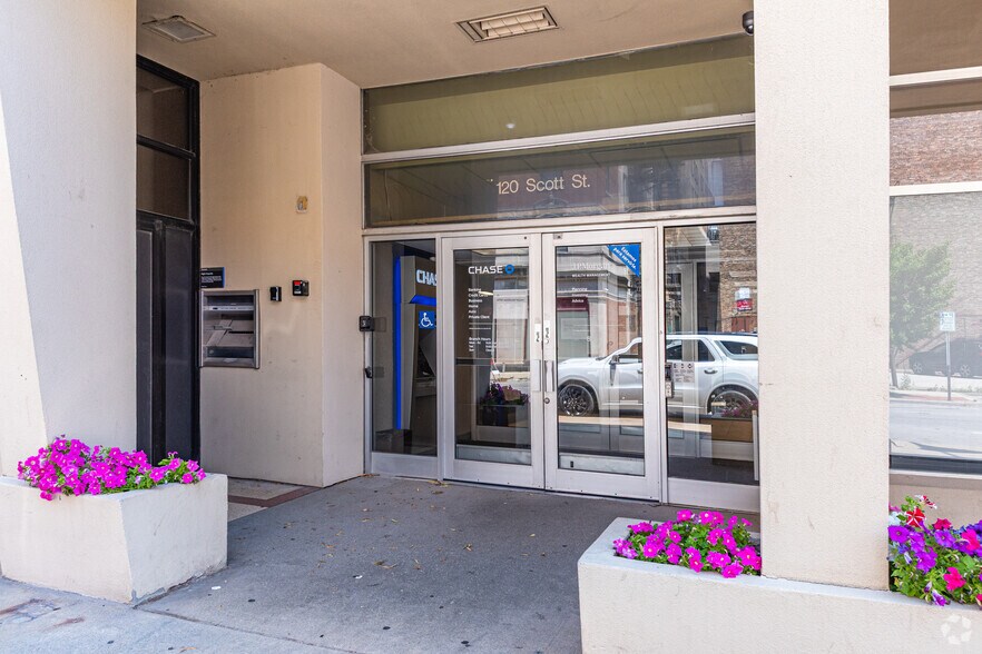 58 E Clinton St, Joliet, IL à louer - Photo du bâtiment - Image 3 de 4