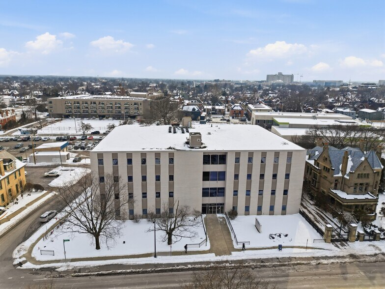 899 E Broad St, Columbus, OH à vendre - Photo du bâtiment - Image 2 de 36
