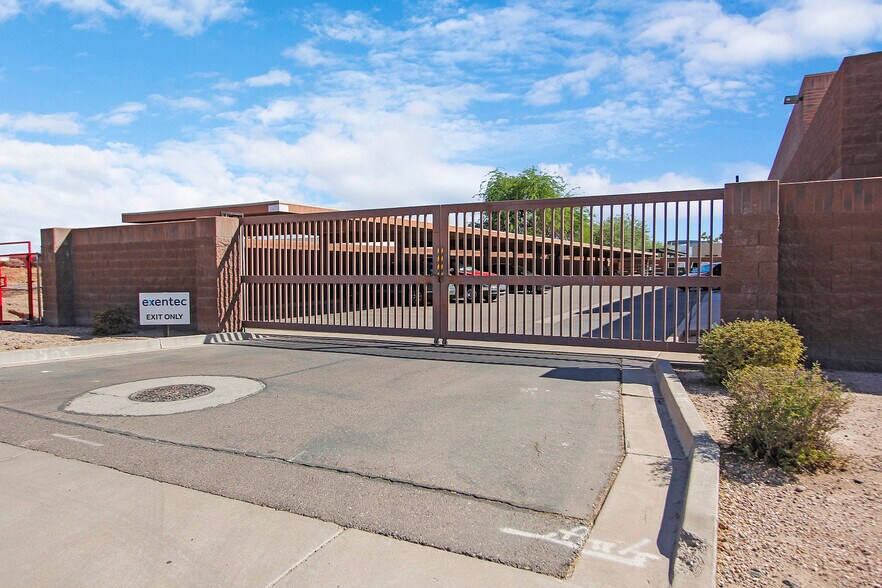 3451 E Harbour Dr, Phoenix, AZ à vendre - Photo du bâtiment - Image 3 de 8