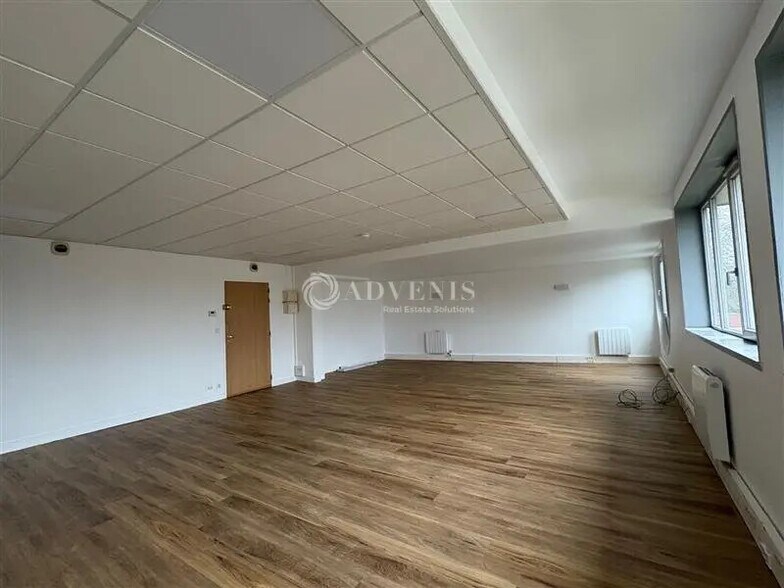 Office in Voisins-le-Bretonneux for lease - Interior Photo - Image 2 of 5