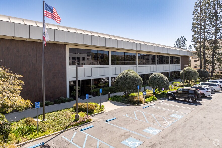 210 S De Lacey Ave, Pasadena, CA à louer - Photo du bâtiment - Image 2 de 29