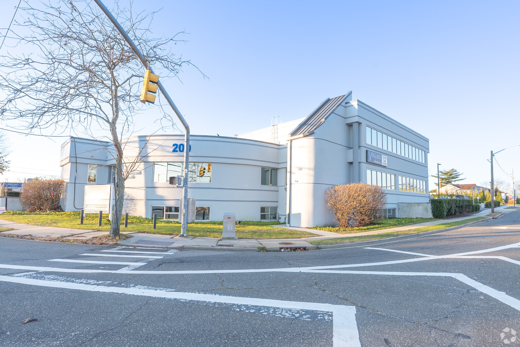 200 Boundary Ave, Massapequa, NY for lease Primary Photo- Image 1 of 28