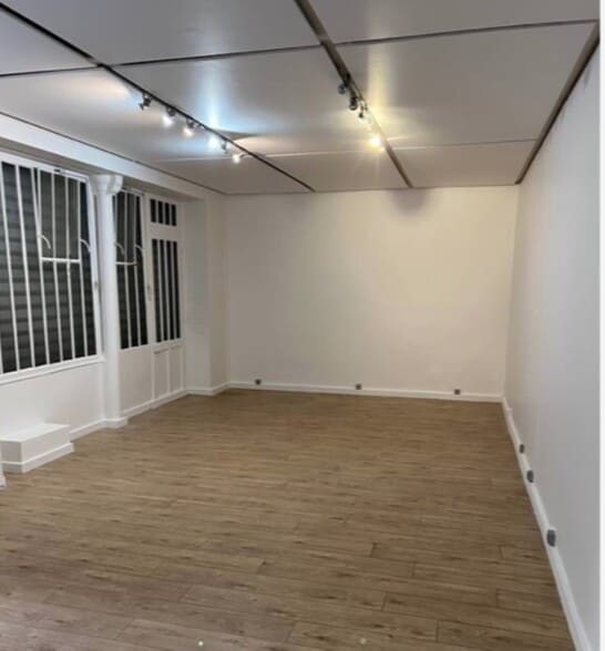 Retail in Paris for lease - Building Photo - Image 1 of 9