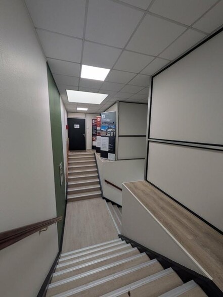 Office in Le Petit-Quevilly for lease - Interior Photo - Image 3 of 5