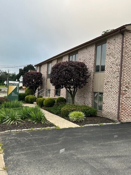 1308 Atwood Ave, Johnston, RI à vendre - Photo du bâtiment - Image 1 de 1