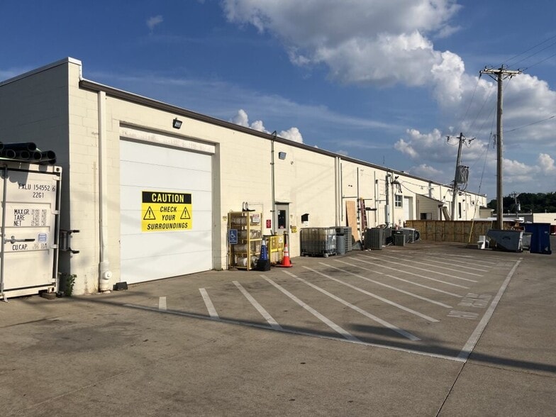 1025-1035 Hanley Industrial Ct, Brentwood, MO for lease - Building Photo - Image 2 of 7