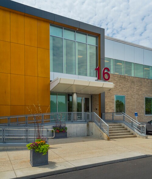 16 Crosby Dr, Bedford, MA à louer - Photo du bâtiment - Image 2 de 6