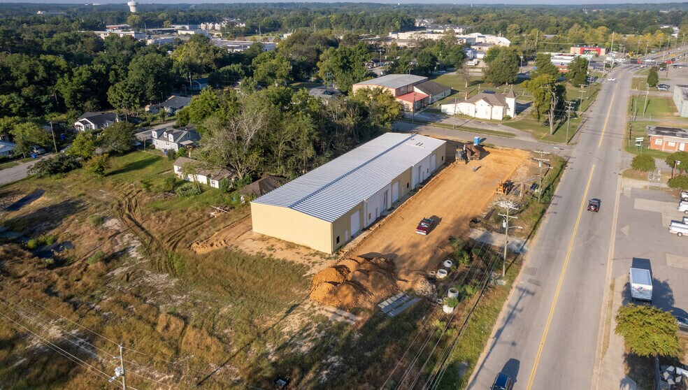 904 E Russell St, Fayetteville, NC à louer - Photo du bâtiment - Image 3 de 14