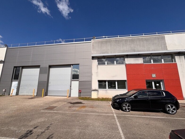 Flex in Saint-Priest for lease - Building Photo - Image 1 of 9