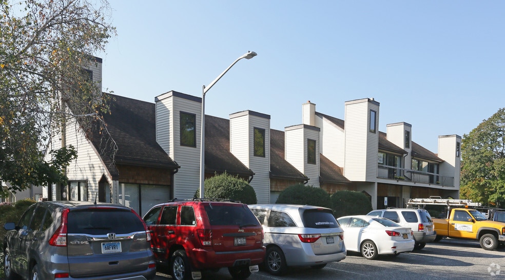 24 Bellemeade Ave, Smithtown, NY for lease - Primary Photo - Image 1 of 15