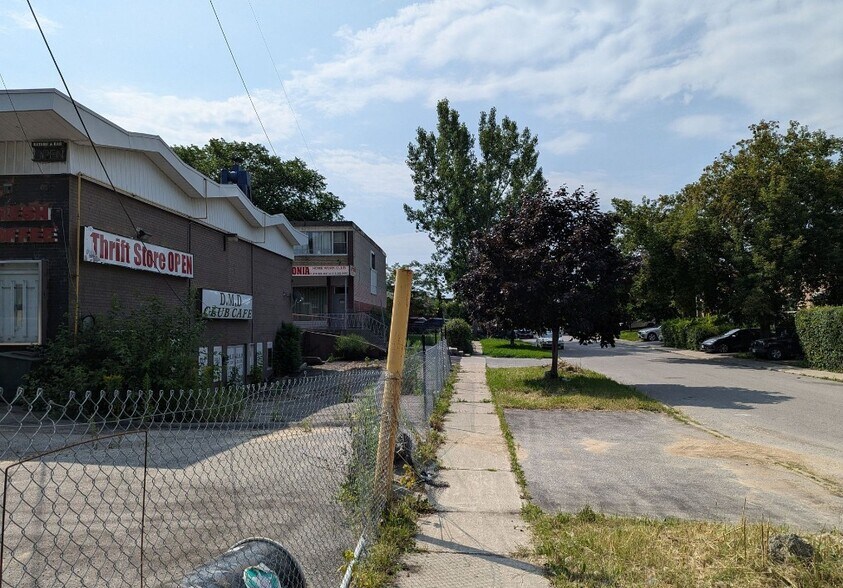 3537 St Clair Ave E, Toronto, ON à vendre - Photo du bâtiment - Image 3 de 4