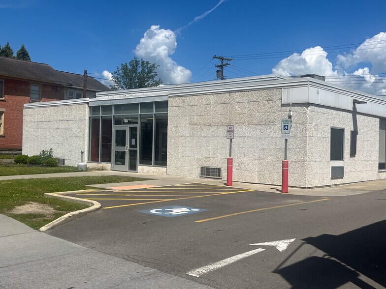 117 W Main St, Endicott, NY à vendre - Photo du bâtiment - Image 2 de 27