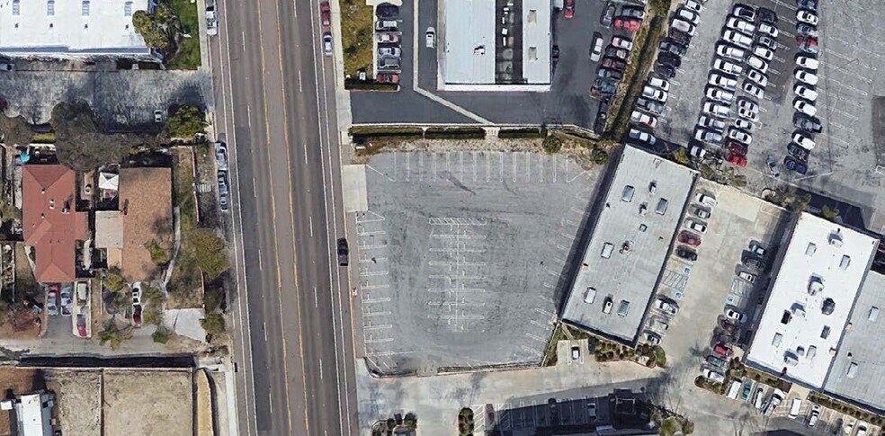 N Melrose Dr, Vista, CA à louer - Photo du bâtiment - Image 3 de 4