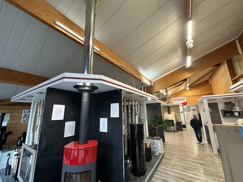 Retail in Lux for sale - Interior Photo - Image 2 of 7