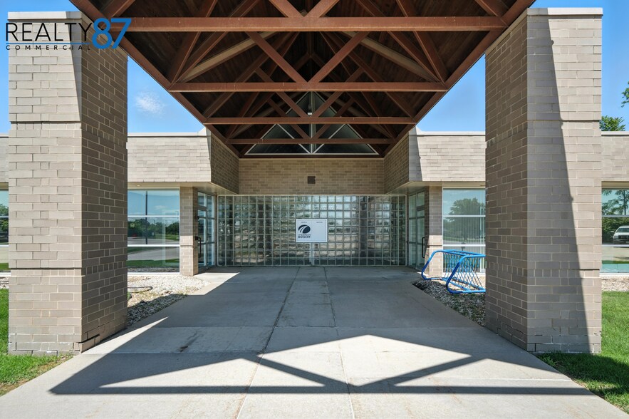 4050 River Center Ct NE, Cedar Rapids, IA à louer - Photo du bâtiment - Image 2 de 45