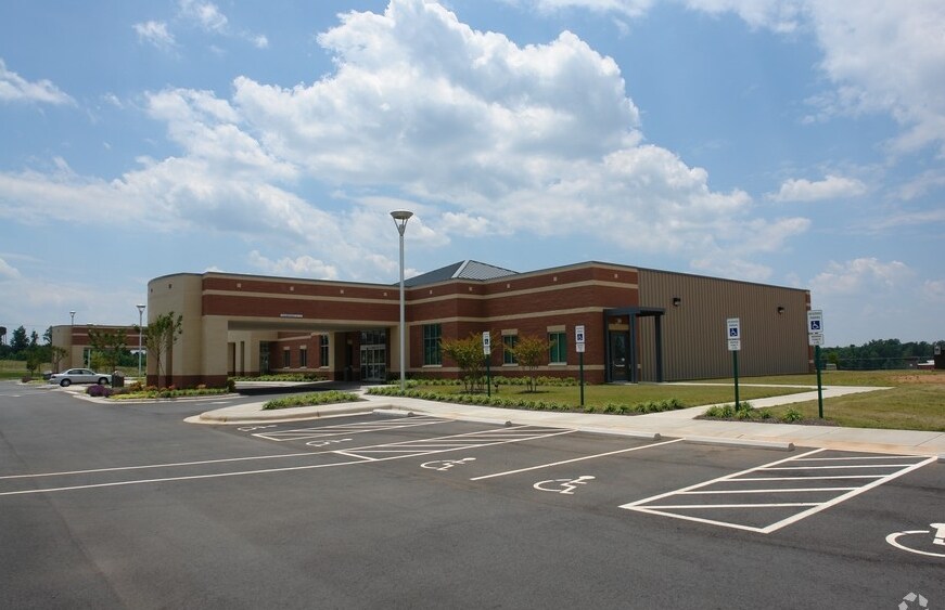 103 Stanly Pky, Locust, NC à louer - Photo du bâtiment - Image 2 de 3