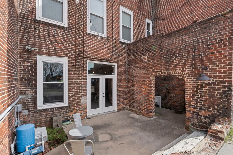 127-129 Barnes St W, Wilson, NC for sale - Building Photo - Image 3 of 16
