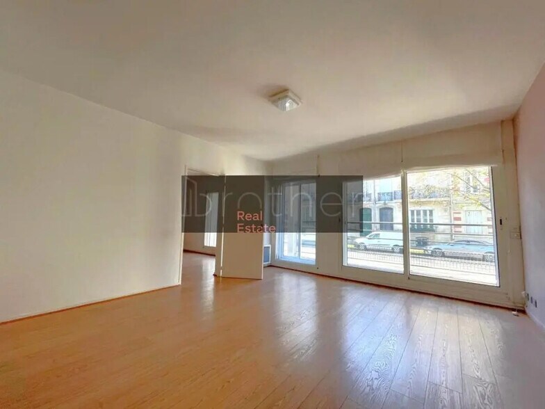 Office in Bordeaux for lease - Interior Photo - Image 1 of 6