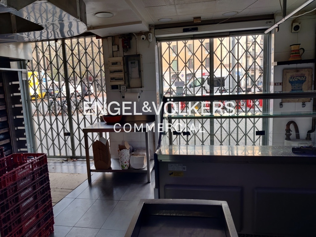 Barcelona, BAR 08011 - Unit - - - Interior Photo - Image 2 of 9