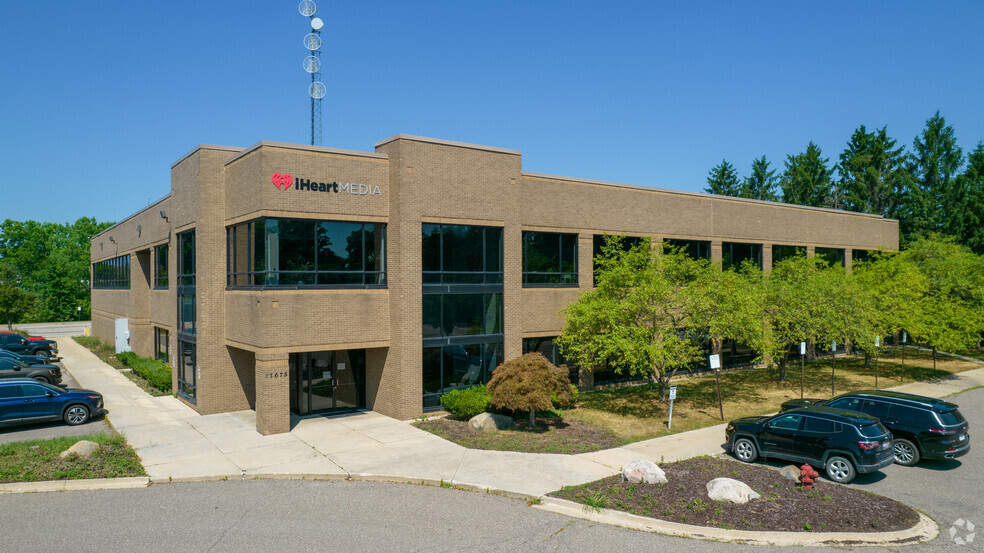 27675 Halsted Rd, Farmington Hills, MI for lease - Building Photo - Image 2 of 7