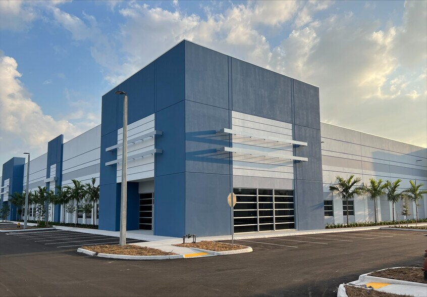Silver Beach Rd, West Palm Beach, FL à louer - Photo du bâtiment - Image 1 de 8