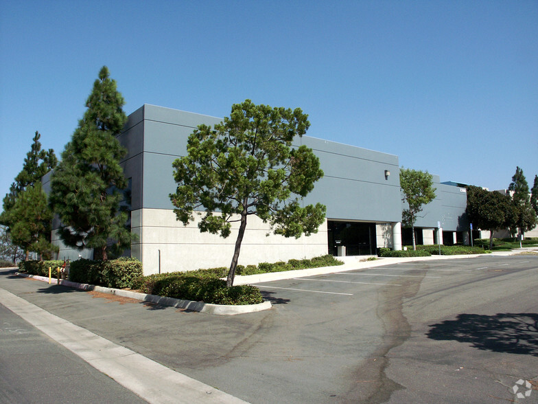 2300 Faraday Ave, Carlsbad, CA à louer - Photo du bâtiment - Image 1 de 2