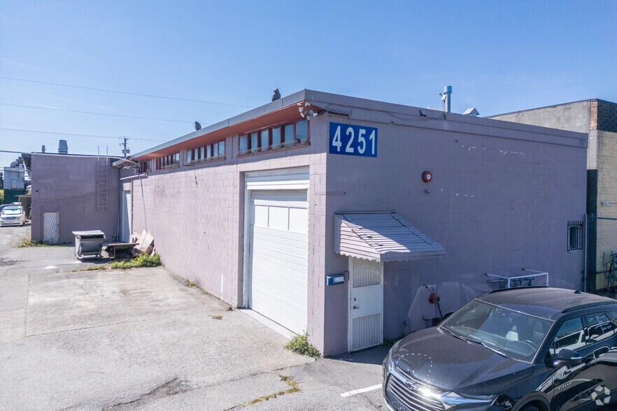 4251 Vanguard Rd, Richmond, BC à louer - Photo du bâtiment - Image 2 de 6