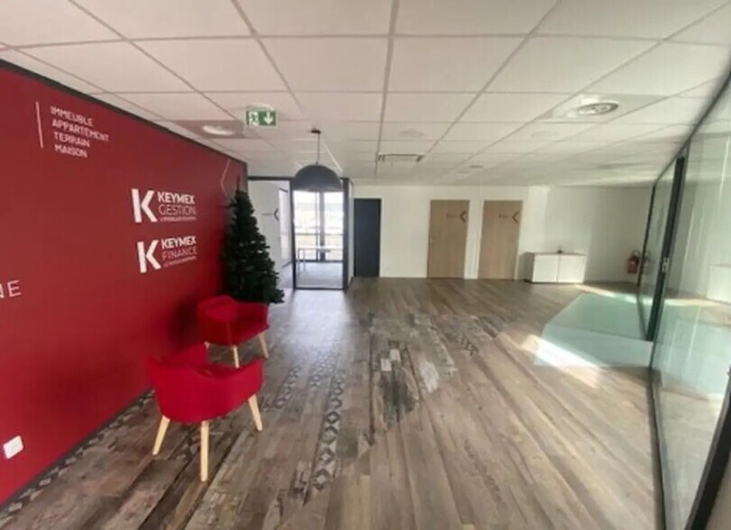 2 Rue Marie Sklodowska Curie, Taverny à louer - Photo du bâtiment - Image 1 de 7