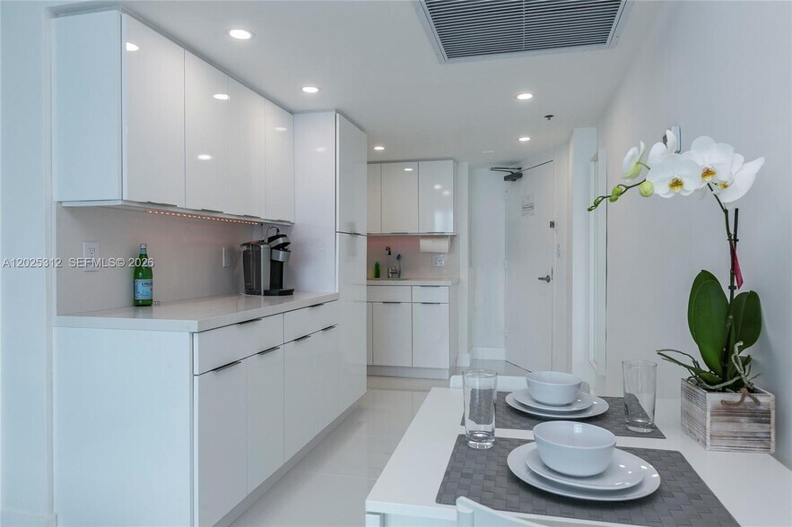 OCEANFRONT MIAMI BEACH AIRBNB PORTFOLIO portefeuille de 6 propriétés à vendre sur LoopNet.ca - Photo du bâtiment - Image 3 de 11