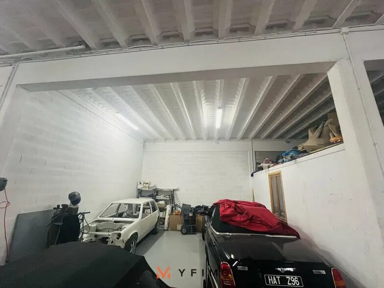 Flex in Orgeval for lease - Interior Photo - Image 2 of 5