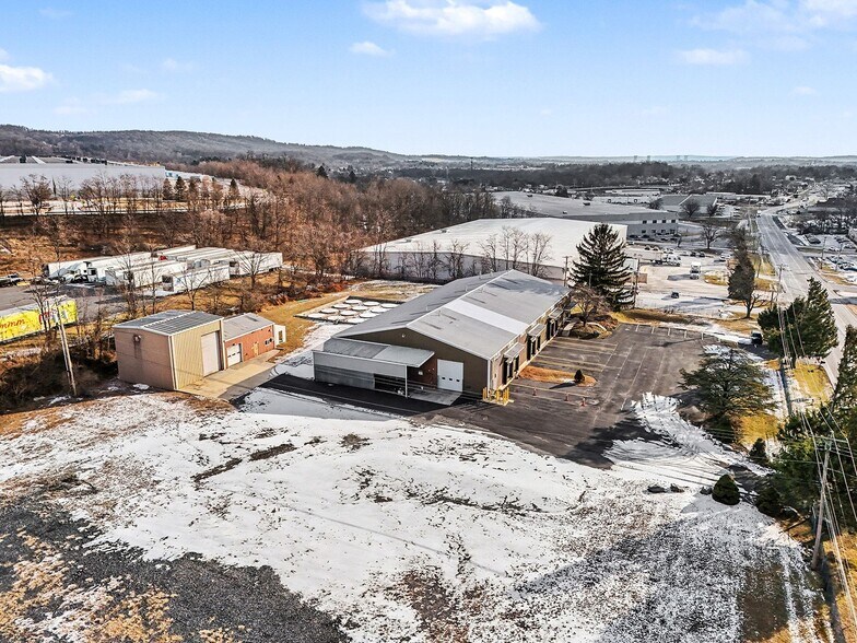 569 Industrial Dr, Lewisberry, PA à vendre - Photo du bâtiment - Image 3 de 5