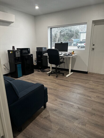 7740 W Highway 71, Austin, TX à louer - Photo du bâtiment - Image 2 de 4