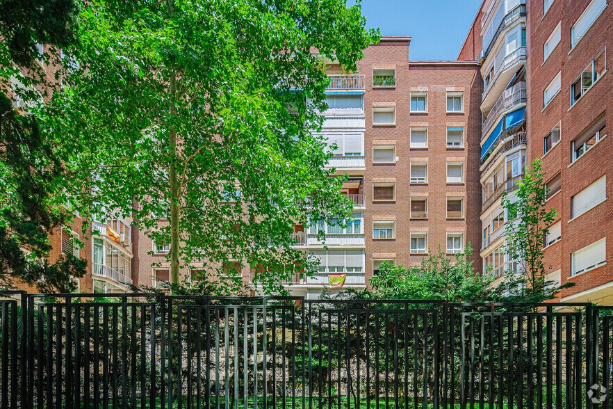 Immeuble residentiel dans Madrid, Madrid à vendre - Photo du bâtiment - Image 2 de 3