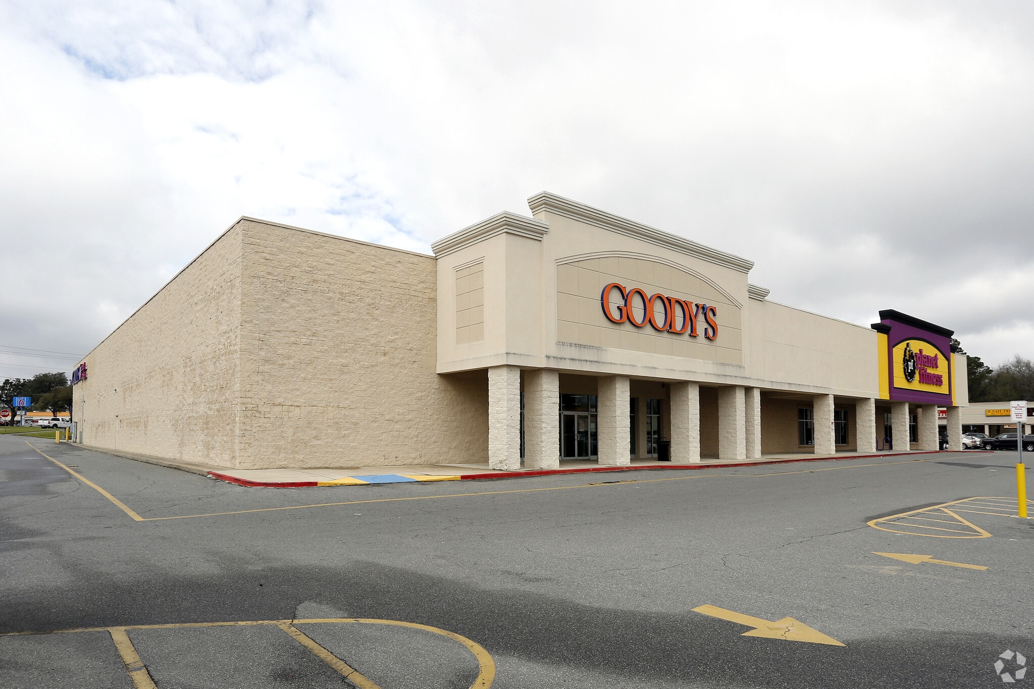 105-149 W Hendry St, Hinesville, GA for lease Primary Photo- Image 1 of 41