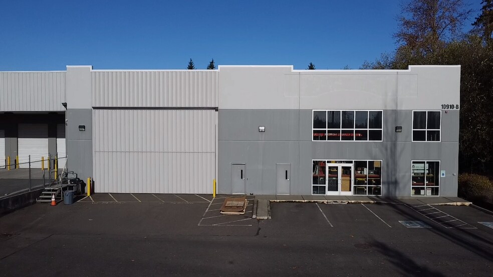 10910 Holly Dr, Everett, WA à louer - Photo du bâtiment - Image 3 de 6
