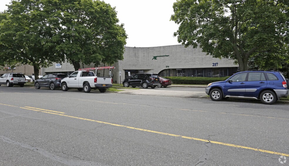 217-225 Central Ave, Farmingdale, NY à louer - Photo du bâtiment - Image 2 de 4