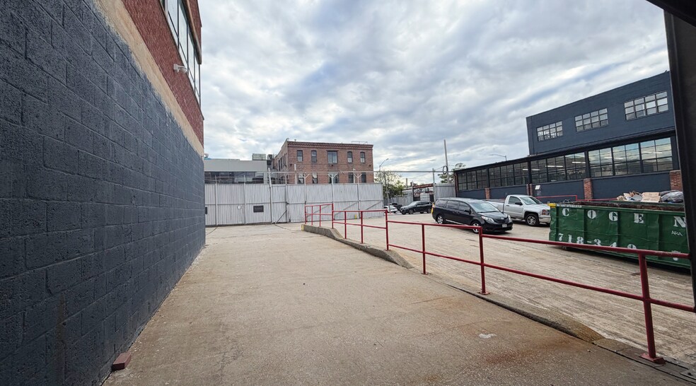 276-197 Greenpoint Ave, Brooklyn, NY à louer - Photo du bâtiment - Image 3 de 6