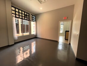 120 S Main St, Grapevine, TX for lease Interior Photo- Image 2 of 9