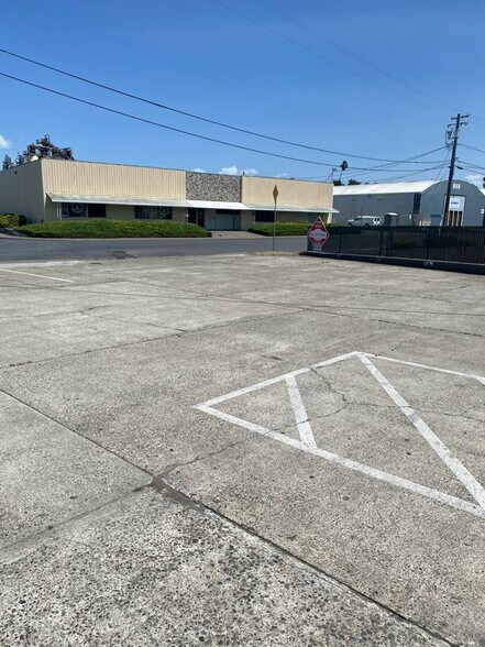 104 Maxwell Ct, Santa Rosa, CA à louer - Photo du bâtiment - Image 3 de 5