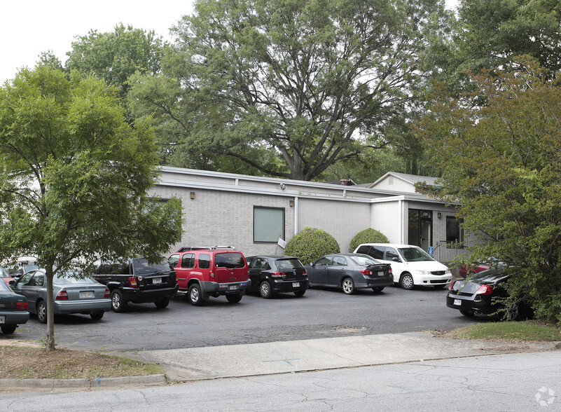 590 Dutch Valley Rd NE, Atlanta, GA for lease - Building Photo - Image 3 of 3