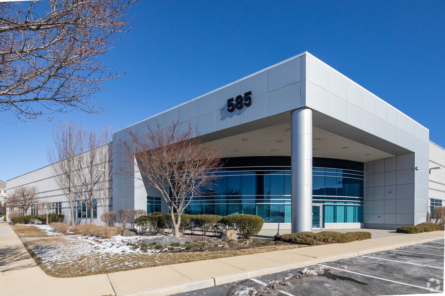 585 Johnson Ave, Bohemia, NY à louer - Photo principale - Image 1 de 5