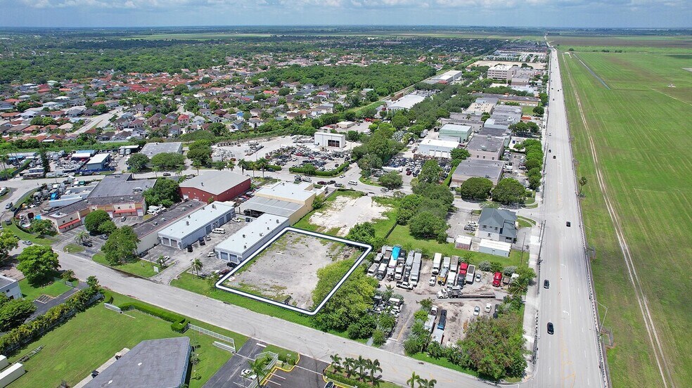 13700 SW 145th Ct, Miami, FL à louer - Photo du bâtiment - Image 3 de 5