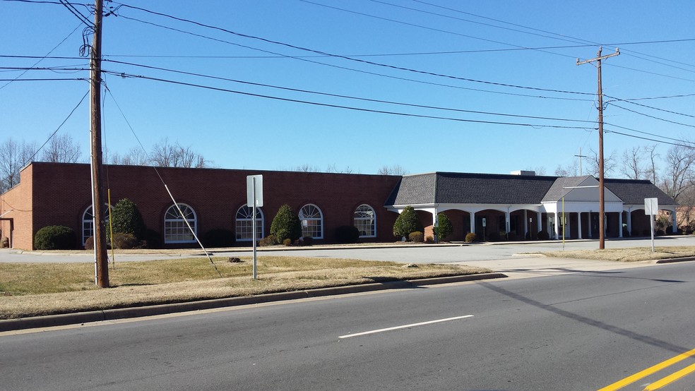 2800 Westchester Dr, High Point, NC for sale - Building Photo - Image 1 of 1