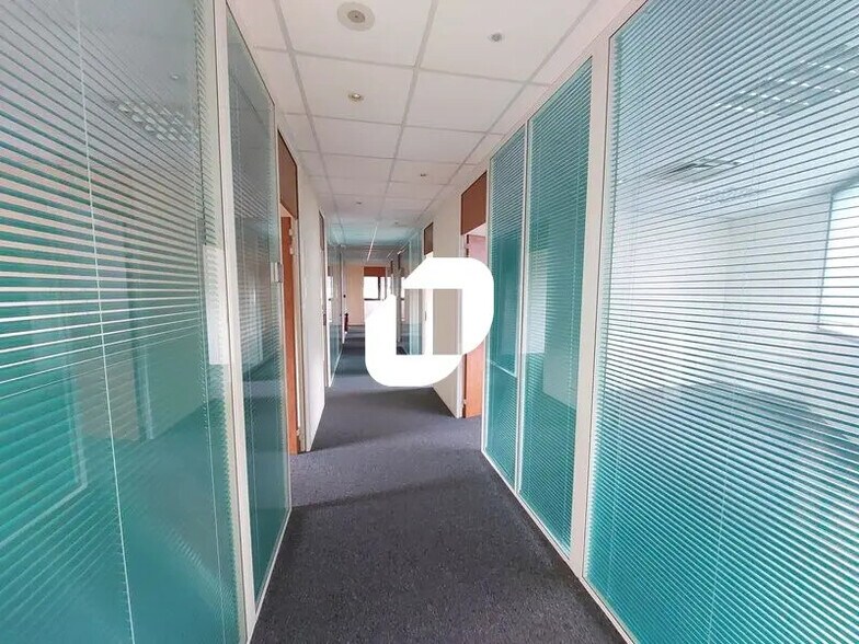 6 Rue Jean Pierre Timbaud, Montigny-le-Bretonneux à louer - Photo du bâtiment - Image 3 de 18