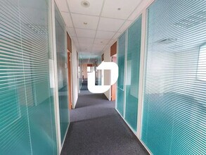 6 Rue Jean Pierre Timbaud, Montigny-le-Bretonneux for lease Building Photo- Image 2 of 8