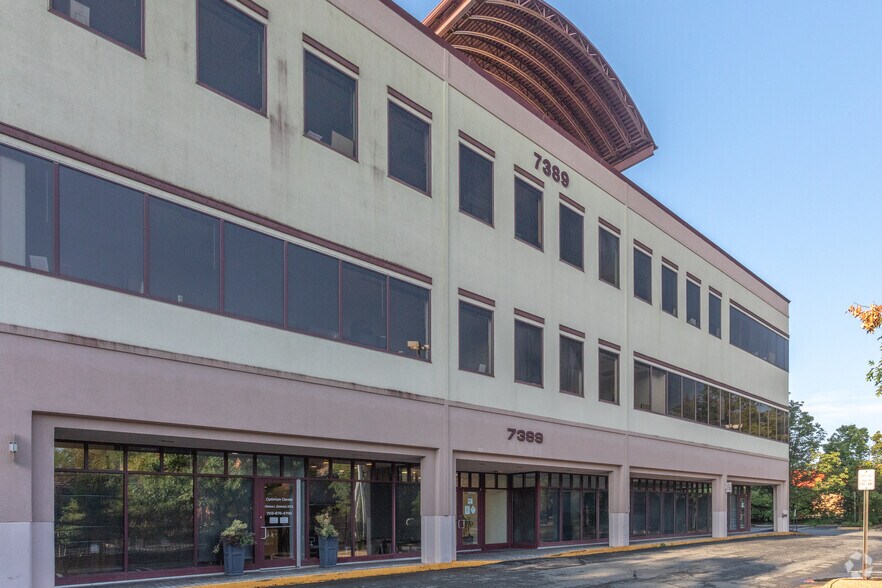 7389 Lee Hwy, Falls Church, VA à louer - Photo du bâtiment - Image 2 de 3