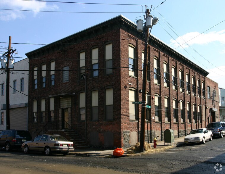 2100 Kerrigan Ave, Union City, NJ à louer - Photo du bâtiment - Image 2 de 13